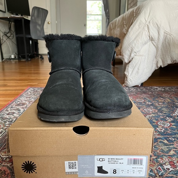 UGG Mini Bailey Button II Black, size 8 - Picture 6 of 8